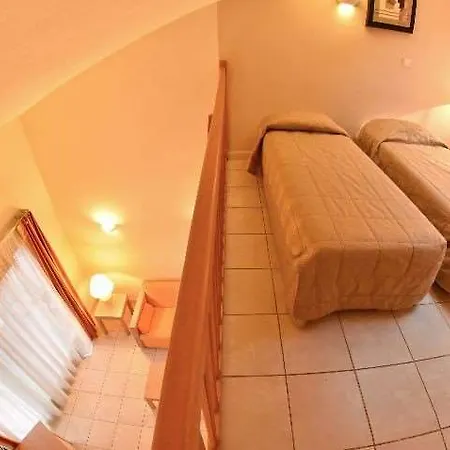 Отель Excelsuites 4*