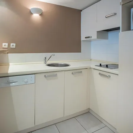 Отель Excelsuites 4*